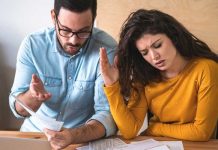 Discutir por dinero aumenta en un 30% el riesgo de divorcio: el peligro de las deudas secretas en pareja