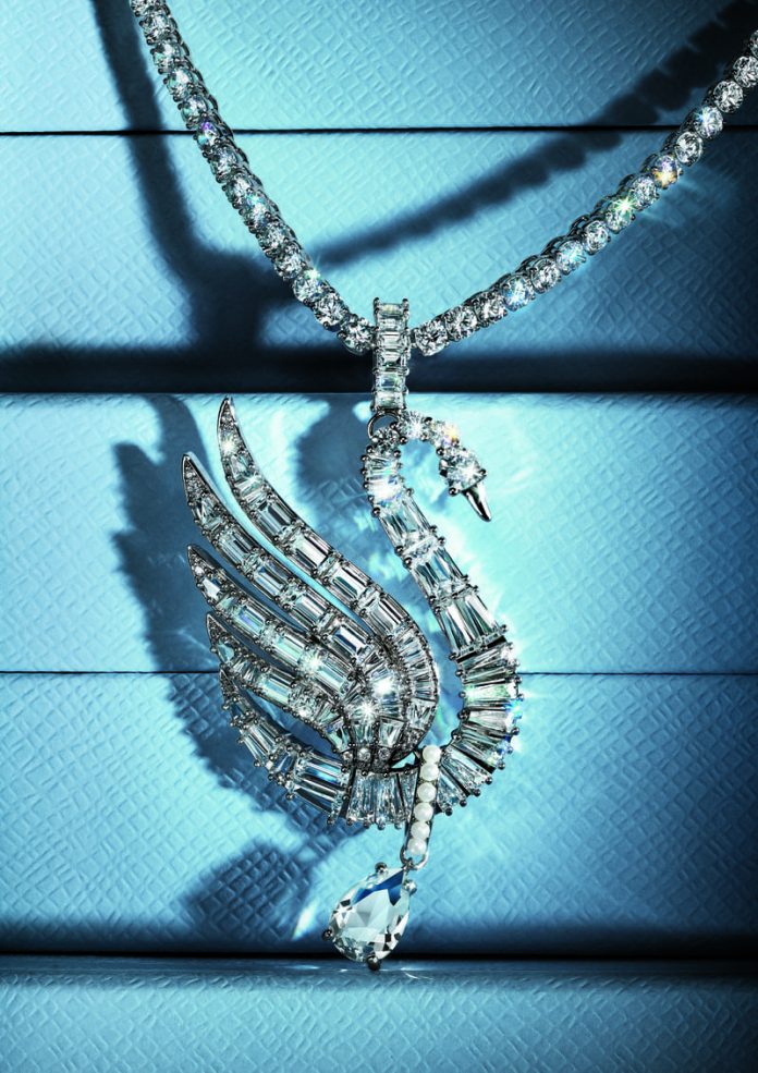 1_SW26_HOLIDAY_KV-SL-2_CENTRAL_PRCROPS_A4_OM1_210X297_300DPI_CMYK (1) Swarovski