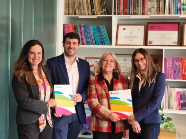 Carolina Melo, Víctor Lomba, Pelusa Orellana y Natasha Molina Santillana Dialect