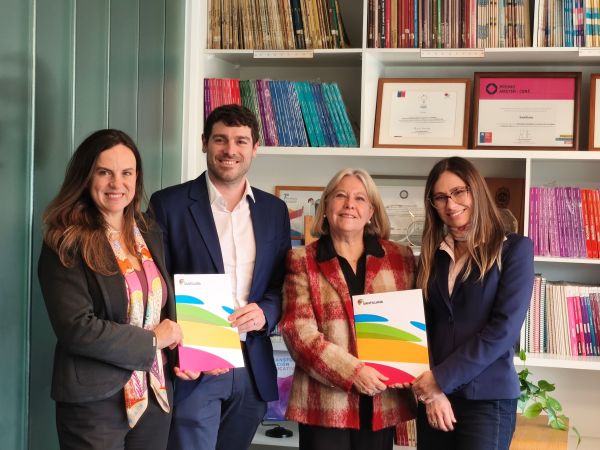 Carolina Melo, Víctor Lomba, Pelusa Orellana y Natasha Molina Santillana Dialect