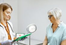 Casi el 20% de Chile tiene 60 años o más: aumentan las ITS y especialistas llaman a derribar mitos sobre la sexualidad en personas mayores