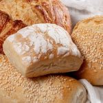 La once se resuelve en minutos: pan, palta y jamón llegan a la mesa a través de Turbo, que vende más de 210 mil panes al año pan