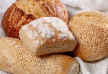 La once se resuelve en minutos: pan, palta y jamón llegan a la mesa a través de Turbo, que vende más de 210 mil panes al año pan