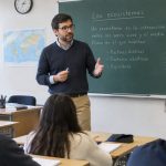 Uno de cada seis profesores se siente valorado: lo que un joven debería investigar antes de elegir estudiar pedagogía Día del Profesor