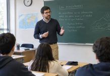 Uno de cada seis profesores se siente valorado: lo que un joven debería investigar antes de elegir estudiar pedagogía Día del Profesor