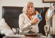 Un pequeño golpe puede abrir una herida: el riesgo de la piel frágil en adultos mayores